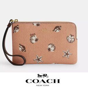 🐚🦀Coach Corner Zip Wristlet With Shell Print